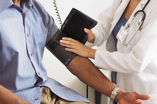 心脏病学-血压袖带与医生|加拿大克利夫兰诊所