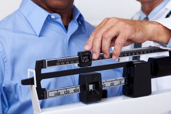 体重和生活方式管理-男子体重秤|加拿大克利夫兰诊所