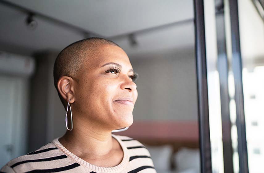 一名因化疗而剃光头的妇女在病情缓解后仍有希望。