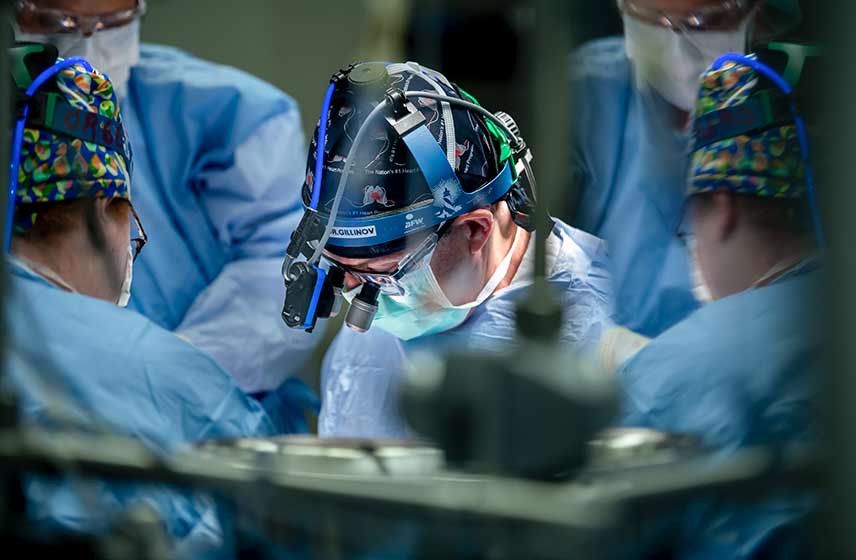 一个外科医生被其他外科医生包围在手术室的特写镜头。