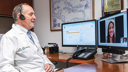 佩斯金医生在虚拟诊疗中与病人交谈