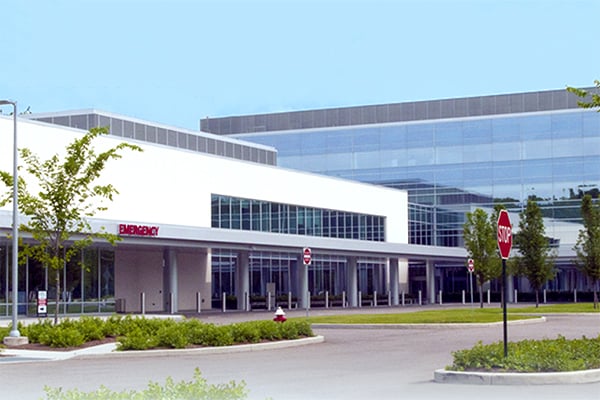 理查德·e·雅各布斯校园急诊室，位于俄亥俄州雅芳的雅芳医院和理查德·e·雅各布斯健康中心之间