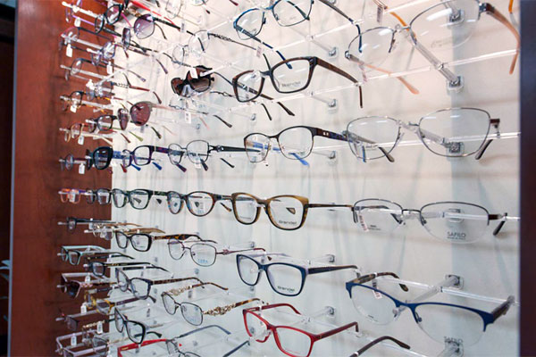 眼镜和隐形眼镜|克利夫兰诊所