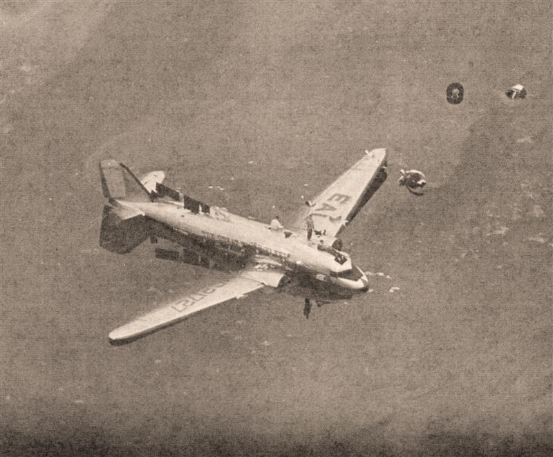 1941年东方航空DC-3飞机在佛罗里达沼泽坠毁的报纸图片