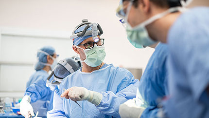 Michael Fritz，医学博士，面部整形和微血管外科部门主管。
