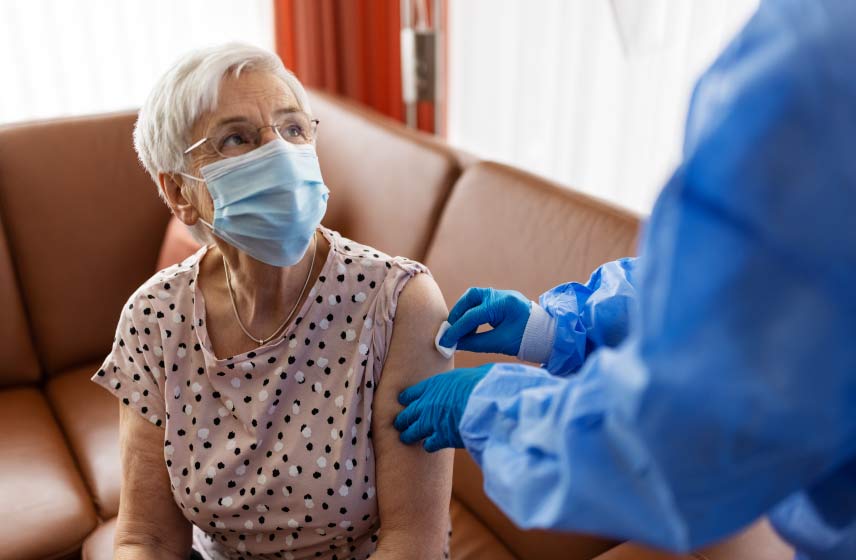 老年妇女正在注射流感疫苗