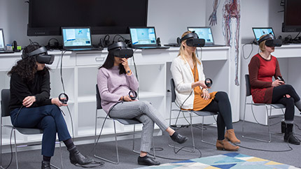 CCLCM学生观看虚拟现实头盔
