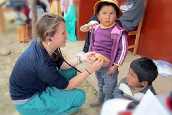 作为秘鲁外联项目的一部分，克利夫兰诊所勒纳医学院的一名学生治疗儿童。