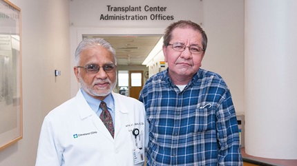 梅塔医生是克利夫兰诊所的肺病专家，自从26年前汤姆接受肺移植手术以来，他一直在治疗他。(由克利夫兰诊所提供)