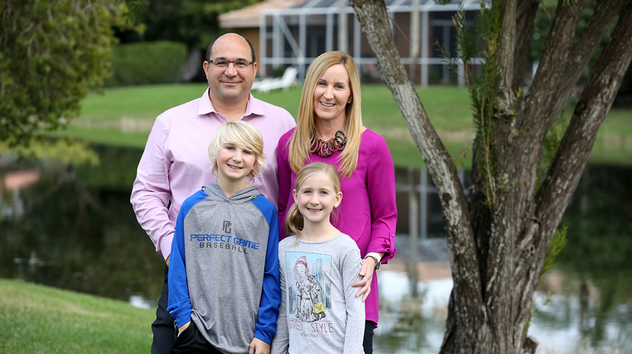 埃文和他的家人在佛罗里达州珊瑚泉的家中。