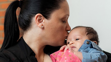 艾达·威廉姆斯亲吻她的宝贝女儿雷恩。(资料来源:克利夫兰诊所)