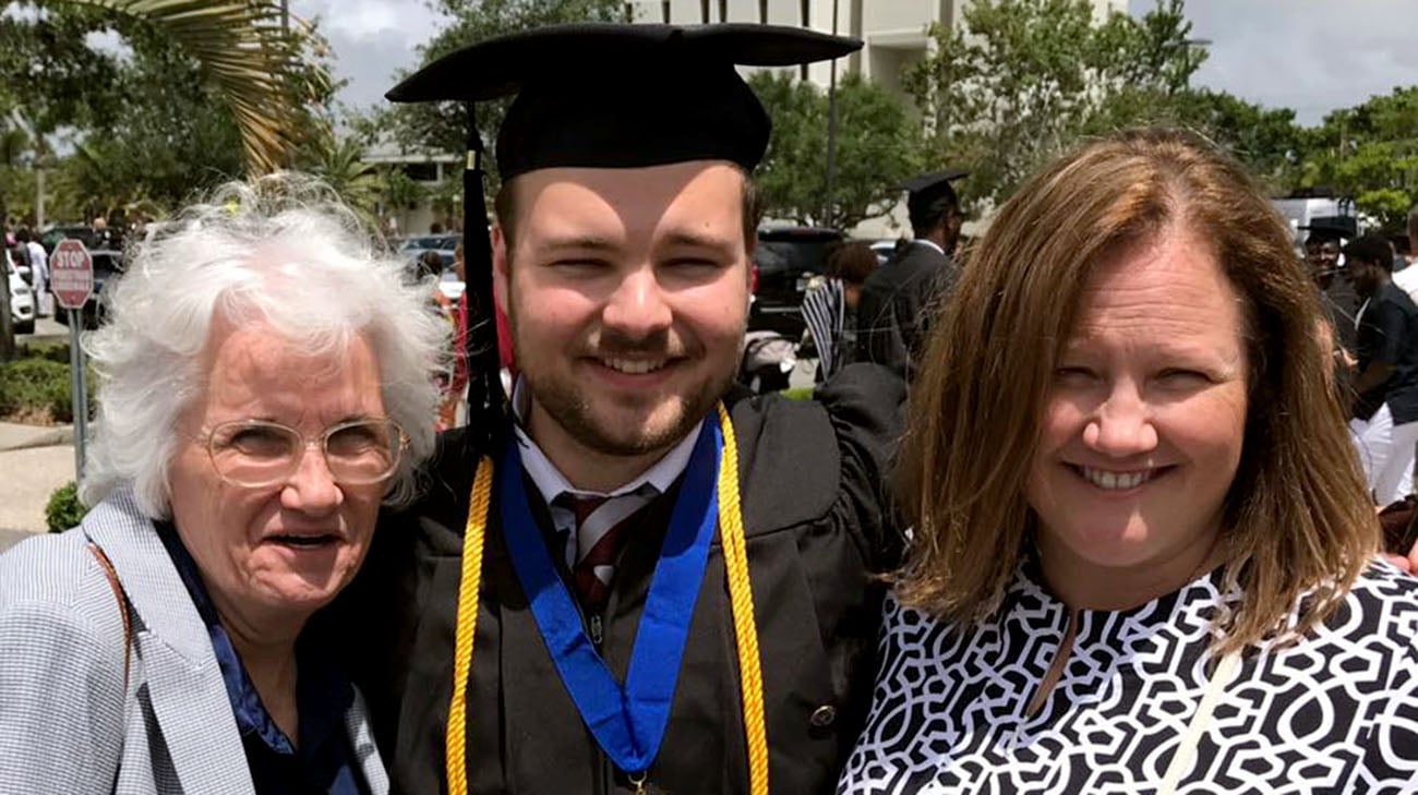 佩吉和她妈妈在她儿子的大学毕业典礼上。(由佩奇·杰罗姆提供)