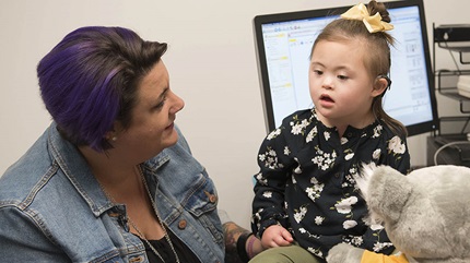克利夫兰儿童诊所的格蕾丝·罗西安人工耳蜗植入器