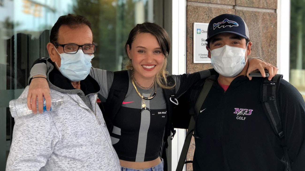 亚伯拉罕和他的女儿Shiri，以及她的男朋友Nikko，在他们的肝脏移植手术之前。(图片来源:Shiri Aviv)