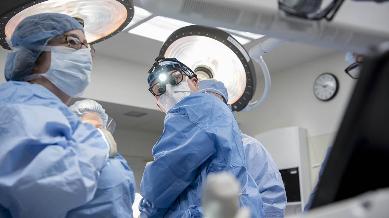 达雷尔·卡斯医生和克利夫兰诊所的一个多专业团队进行了6个小时的胎儿手术来修复脊柱裂。