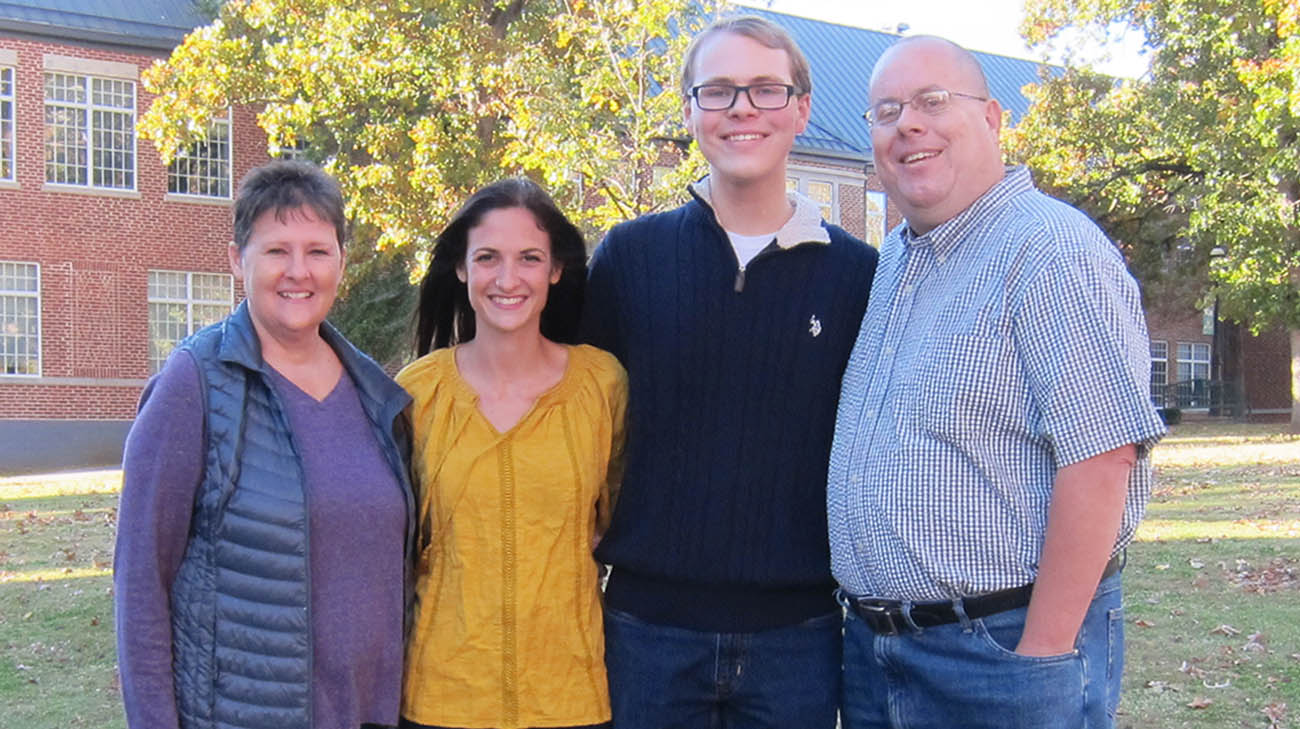 布莱恩·史密斯和他的妻子、女儿和儿子，在俄克拉荷马州。