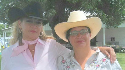 乳腺癌患者塔玛拉和她妹妹莫妮卡。