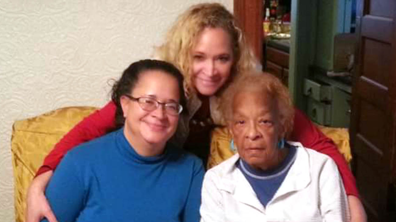 乳腺癌患者，和她的姐姐莫妮卡，和她最长寿的亲戚。