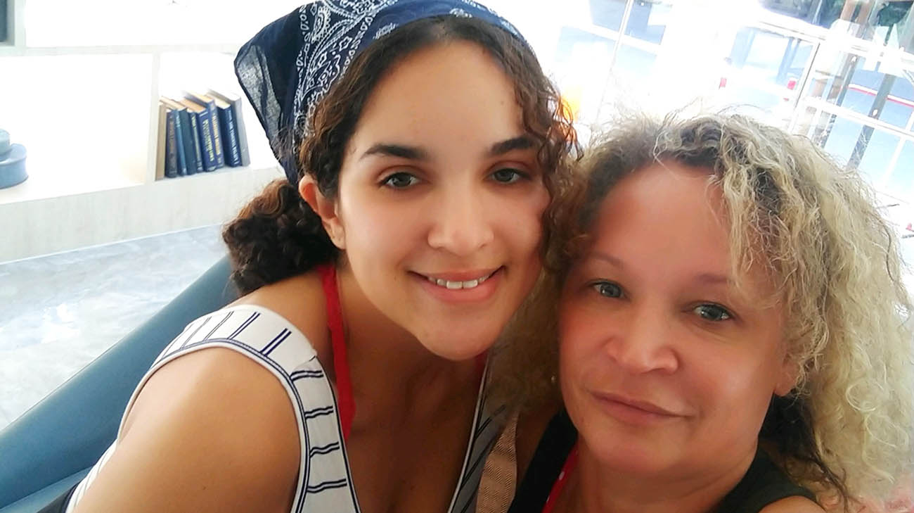 乳腺癌患者塔玛拉和她的女儿。