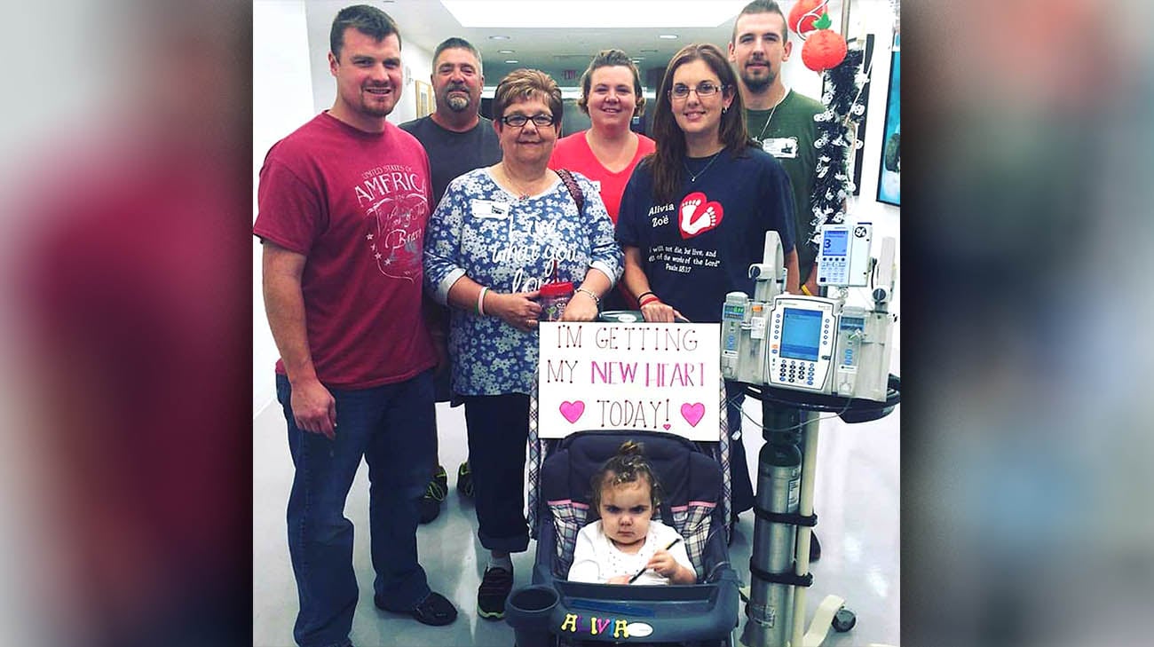 在接受心脏移植手术之前，Alivia和她的家人聚集在克利夫兰儿童诊所。