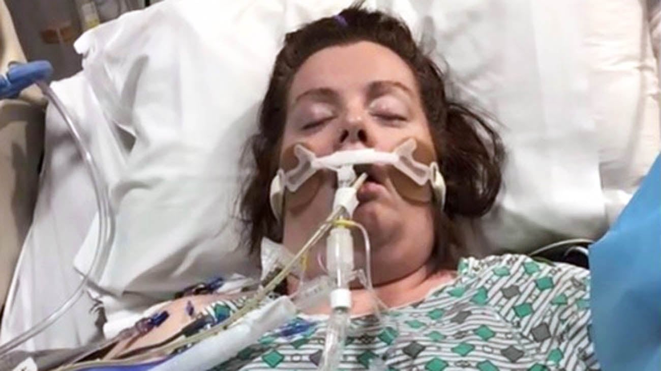 护理人员在莎拉与COVID-19抗争时给她戴上了呼吸机。
