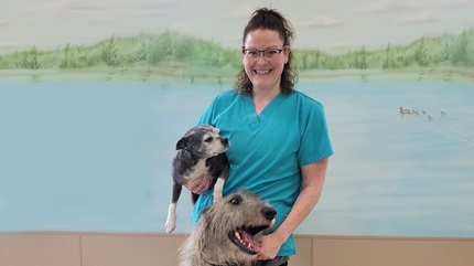 阿什利·莫恩和她的狗为克利夫兰诊所病人故事拍摄