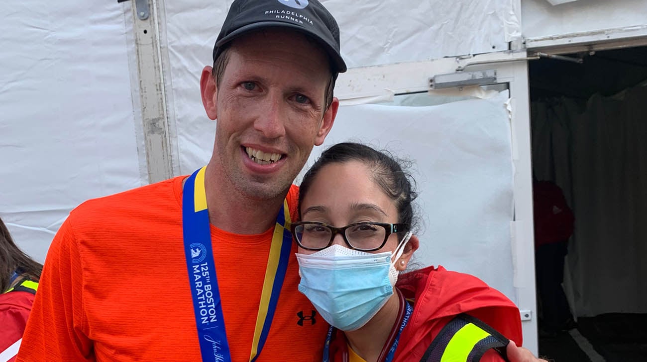 布拉德和克利夫兰诊所的塔玛娜·辛格医生在波士顿马拉松。