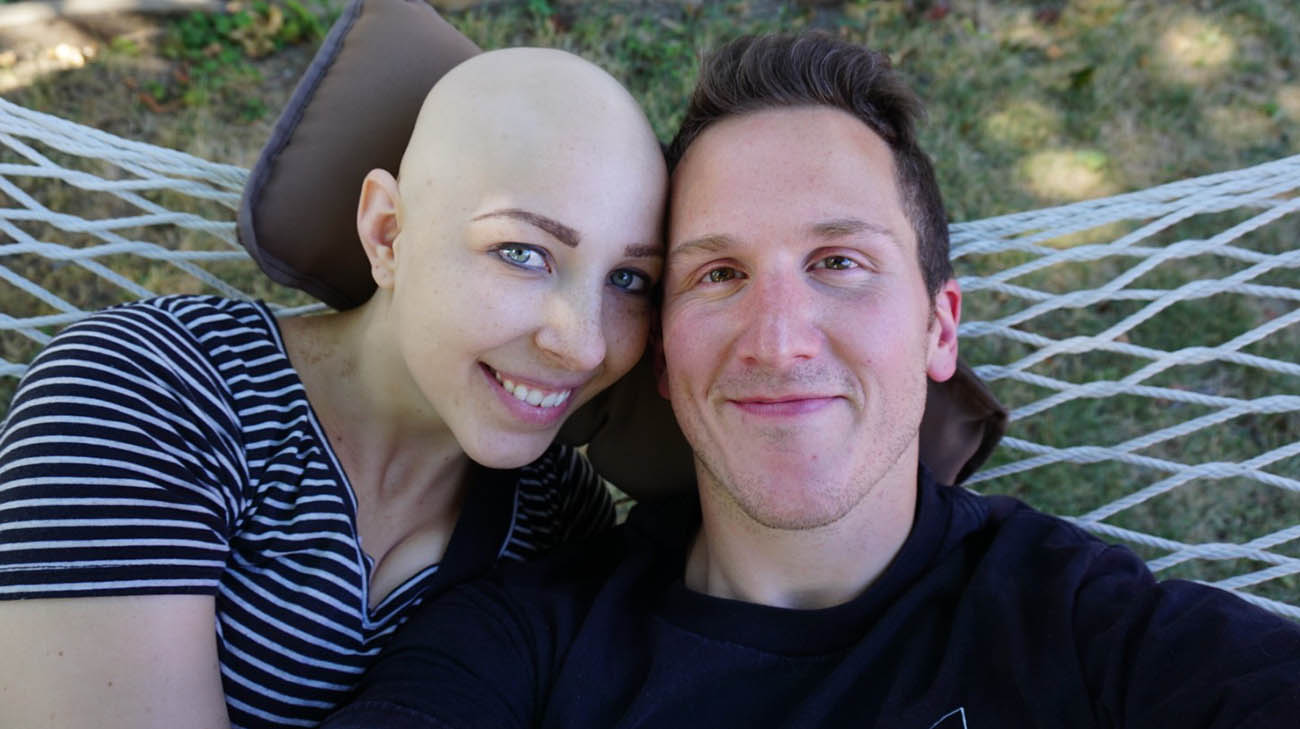 艾丽和她丈夫汤米在一起，当时她正在接受癌症治疗。