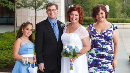 Sharon Shaffer和她的孩子Samantha Shaffer(最左)，Daniel和Nina Takacs。