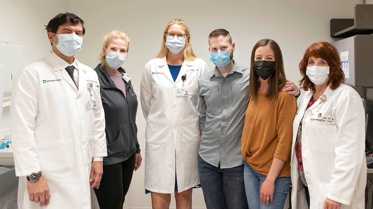阿尼尔·维迪亚医生，艾米·莱特纳医生，移植协调员安妮塔·巴诺斯基，安迪，瑞秋以及安迪在克利夫兰诊所移植团队的成员。