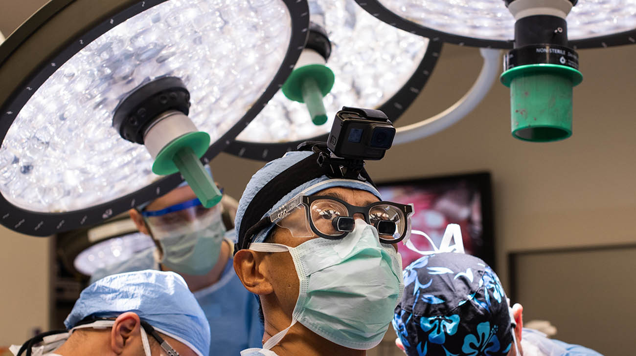 阿尼尔·维迪亚(Anil Vaidya)博士在克利夫兰诊所(Cleveland Clinic)领导了一个由七名外科医生组成的团队，为一位患有罕见阑尾癌的患者进行了世界上首例多器官移植手术。