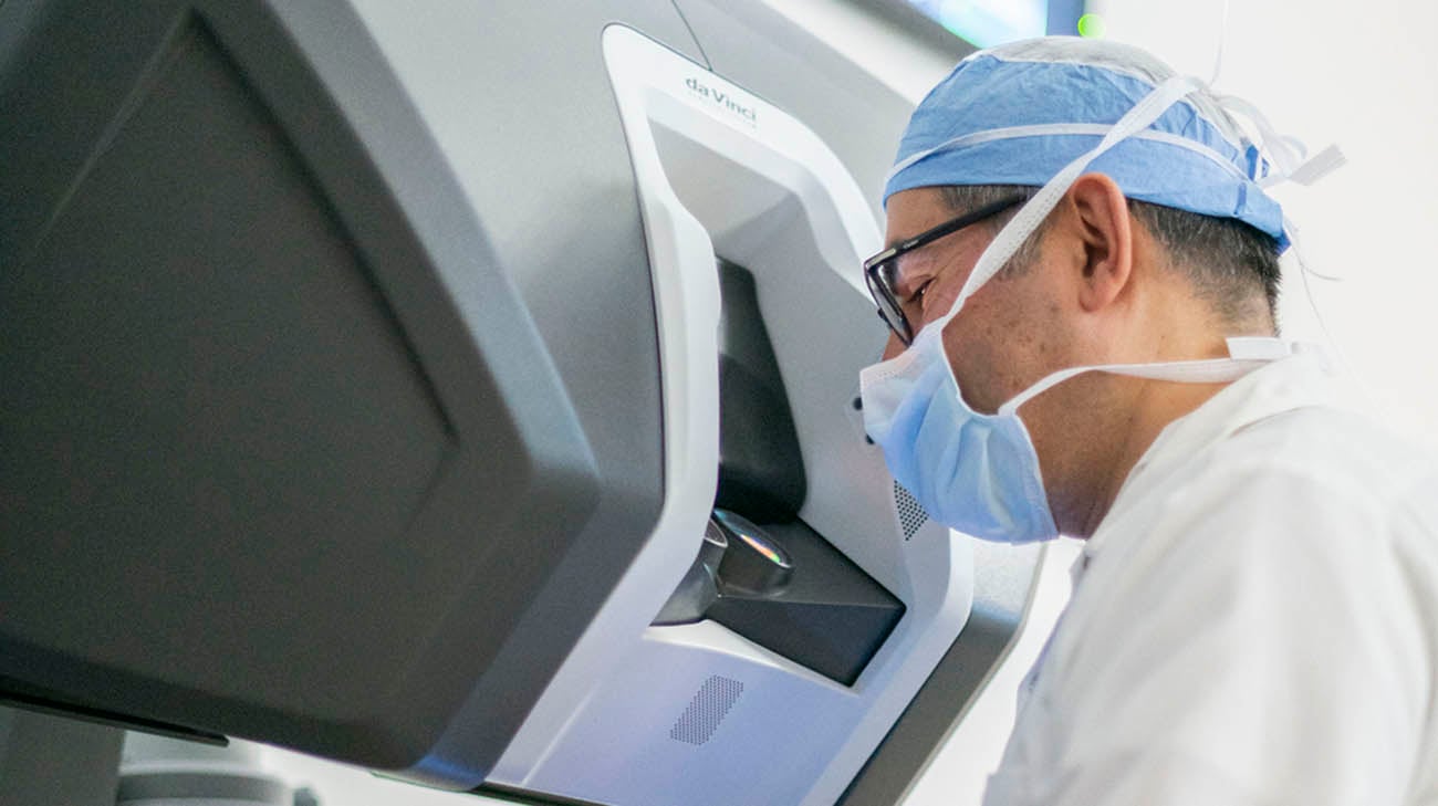 吉哈德·考克医生在克利夫兰诊所通过机器人系统观察。