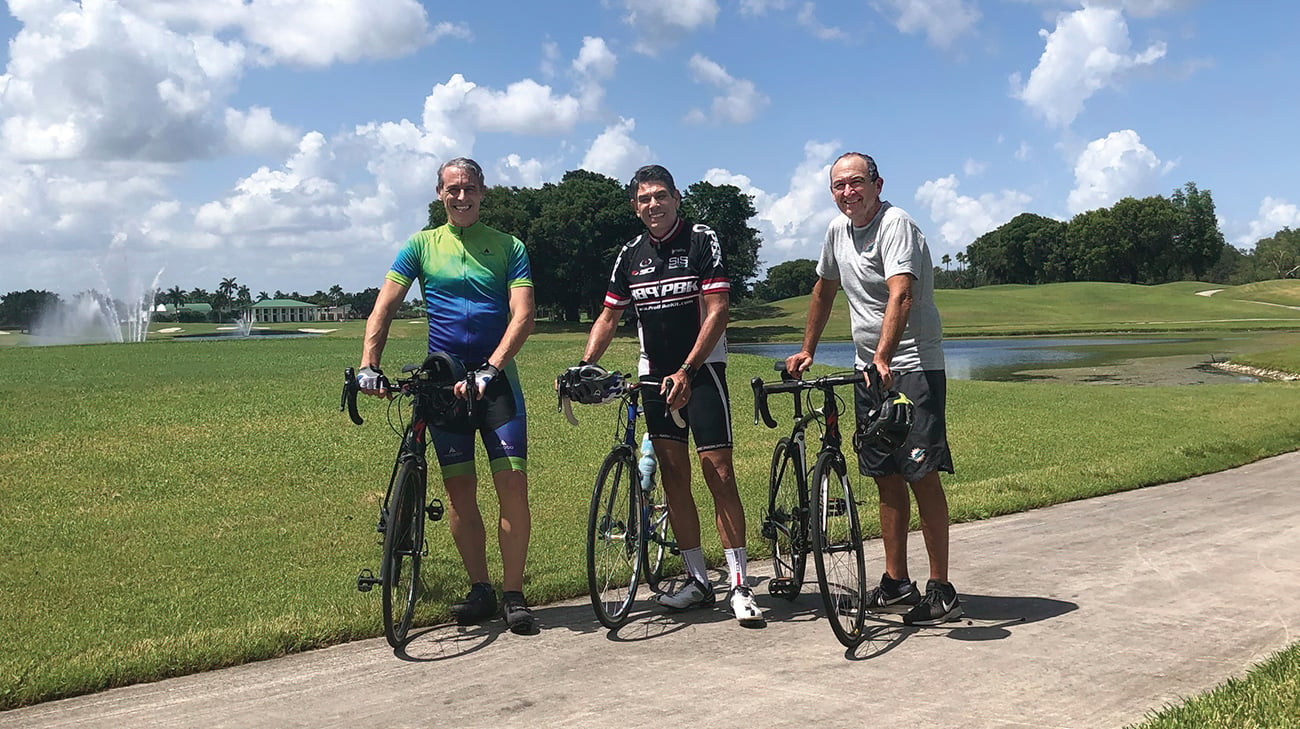 罗德里格斯医生(中)最近与布罗齐医生(左)和布什医生(右)一起骑了10英里自行车。