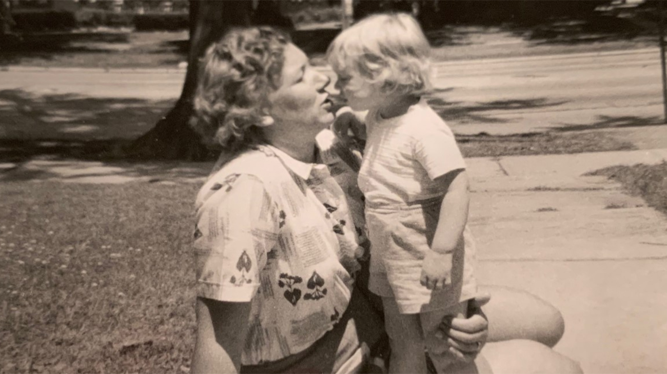 莎伦和她的母亲菲利斯·弗林。