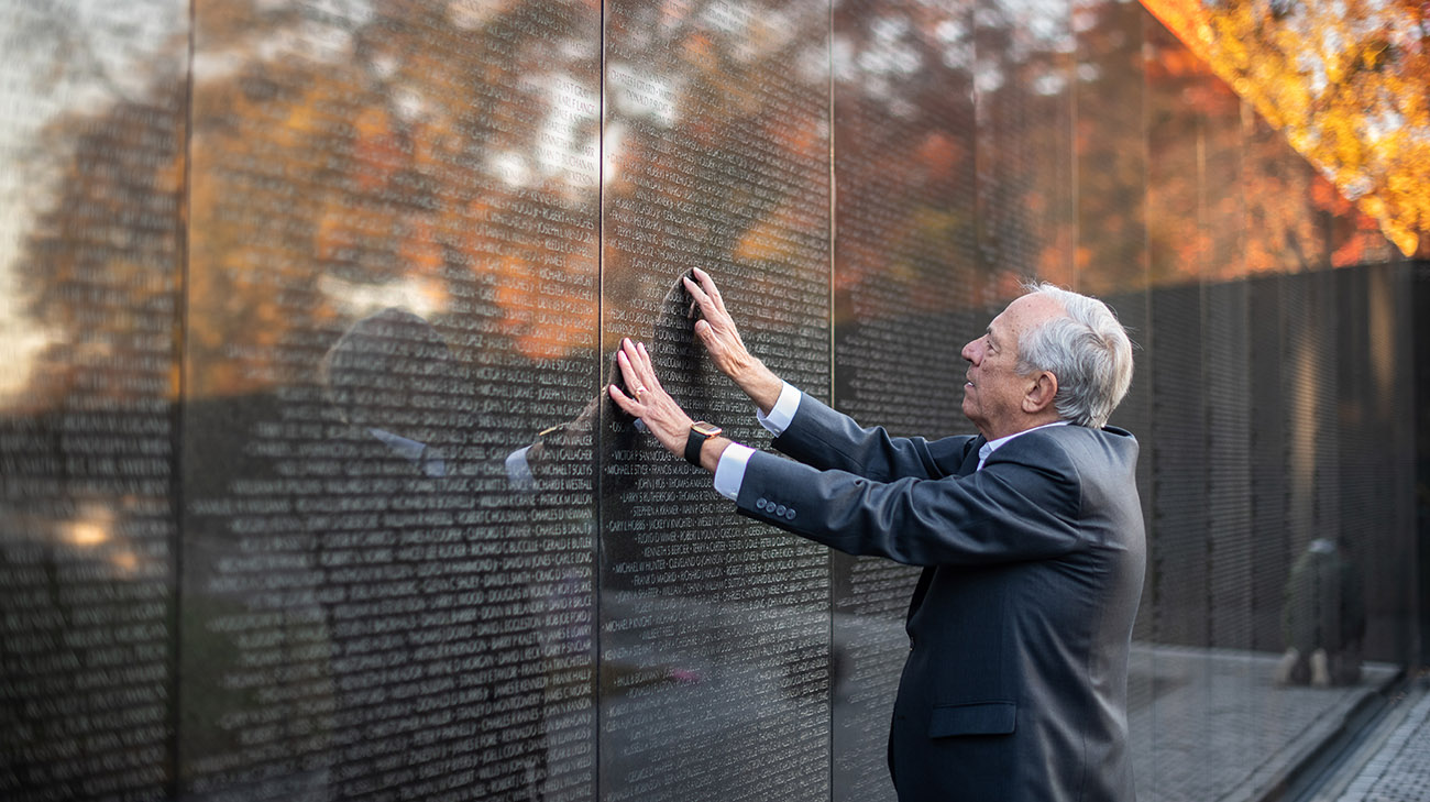 简·斯克鲁格斯每周都会参观越南退伍军人纪念墙。