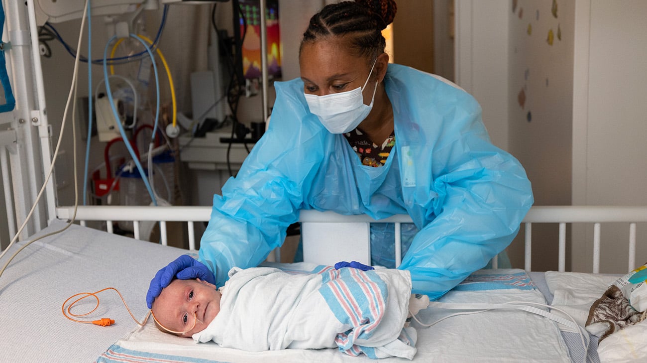 克利夫兰儿童诊所的护士在麦克斯因呼吸道合胞病毒住院期间照顾他。