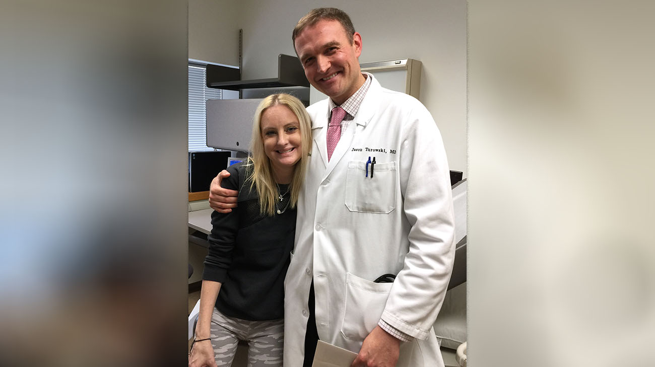 卡蒂和克利夫兰诊所的杰森·图洛夫斯基医生在卡蒂接受双肺移植手术后。
