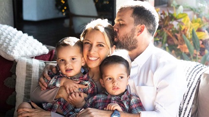 Andrea Castellanos和她的两个儿子以及她的丈夫。