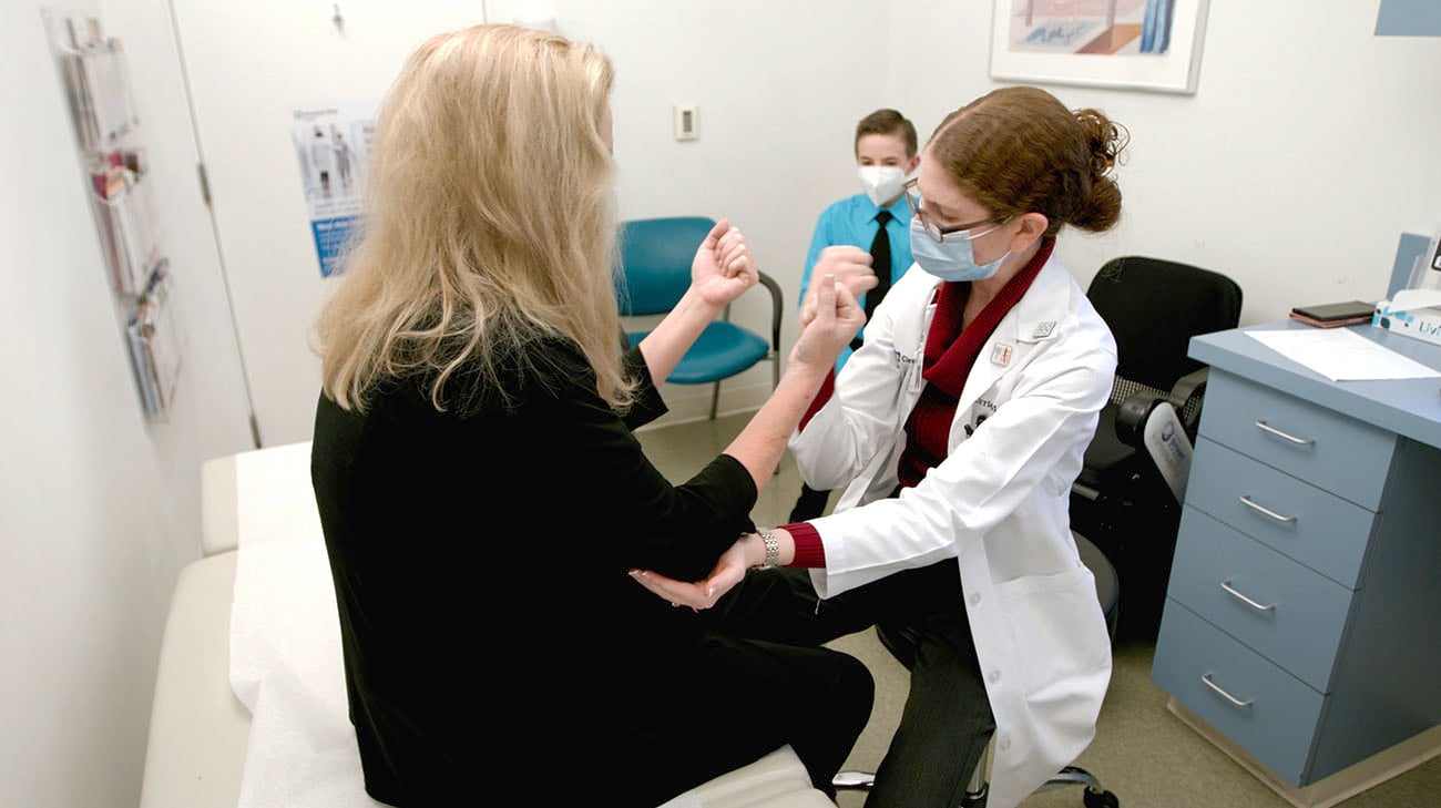 Alison在克利夫兰诊所Lou Ruvo大脑健康中心与Carrie Hersh医生的预约中。