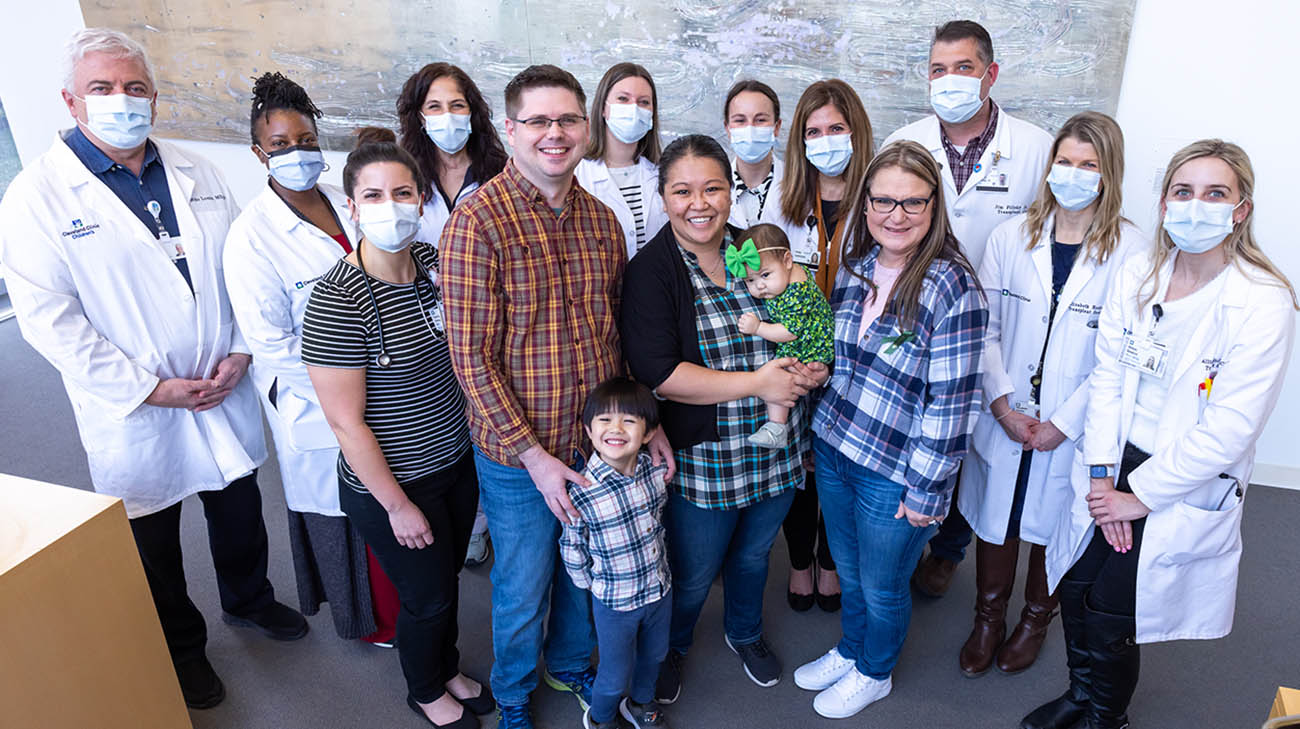 器官捐赠者洛里·塞茨和移植接受者艾玛·墨菲及其家人，以及克利夫兰诊所的护理团队，这是洛里和艾玛见面的第一天。
