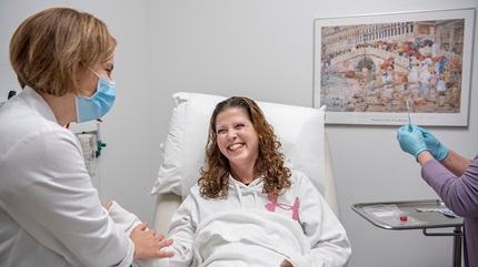 詹妮弗正在接种第一剂乳腺癌疫苗。