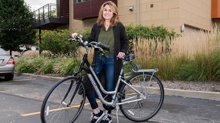斯蒂芬妮在手术恢复后骑自行车。