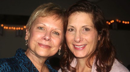 黛布·米勒(左)和她最好的朋友凯莉·延达(手术后5年)。