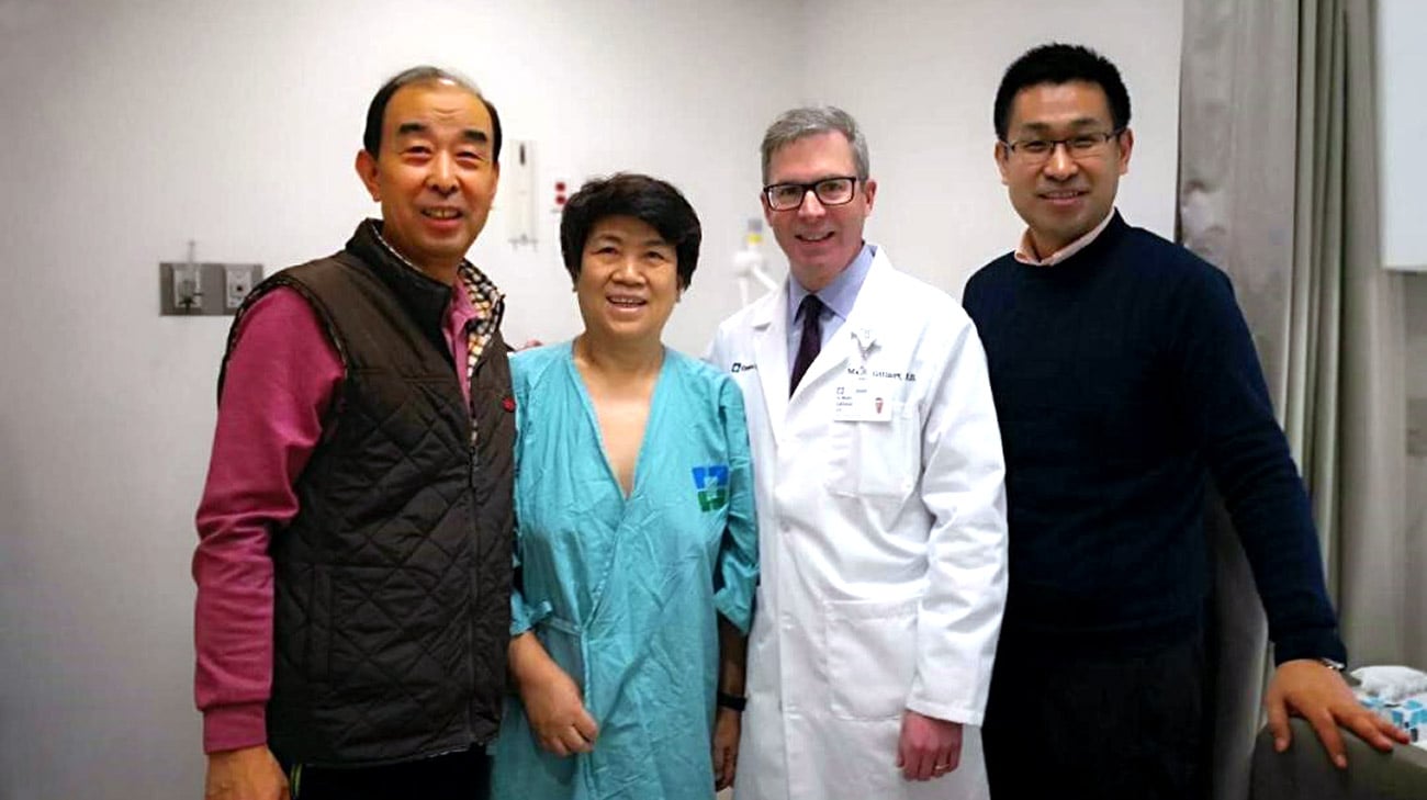 吴氏一家对二尖瓣手术的研究让他们找到了克利夫兰诊所和马克·吉利诺夫医生。图为，从左至右:吴志刚和吴月贤;Marc Gillinov，医学博士;Xiaoyo吴。