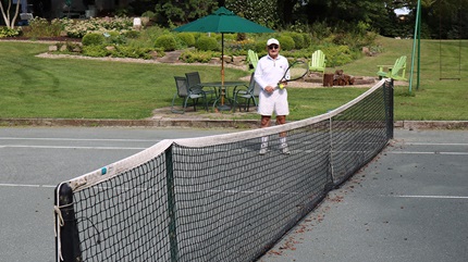 埃文·莫里斯站在网球场上，手里拿着球拍。(资料来源:克利夫兰诊所)